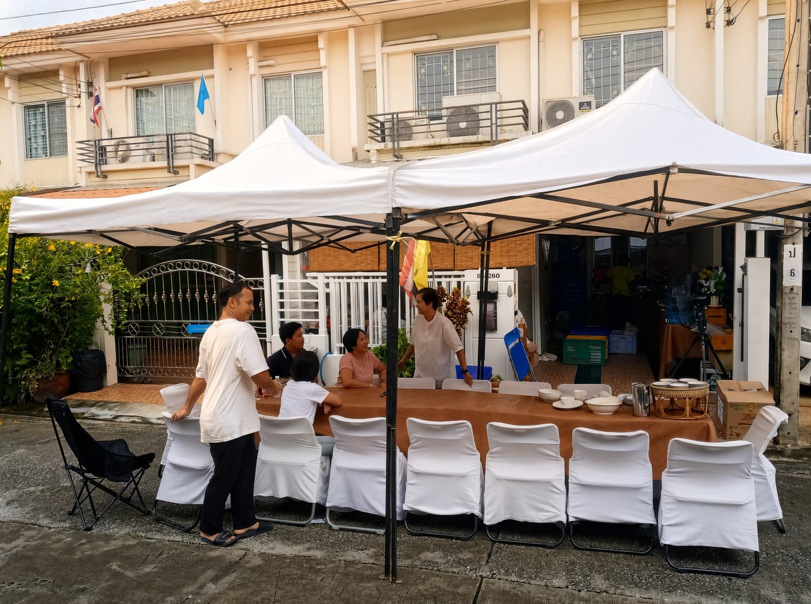 บรรยากาศพื้นที่รับรองแขกในงานทำบุญที่บ้าน